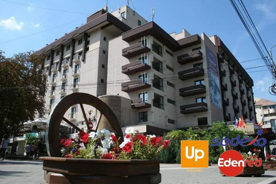 Hotel Rapsodia City Center Botoşani Екстериор снимка