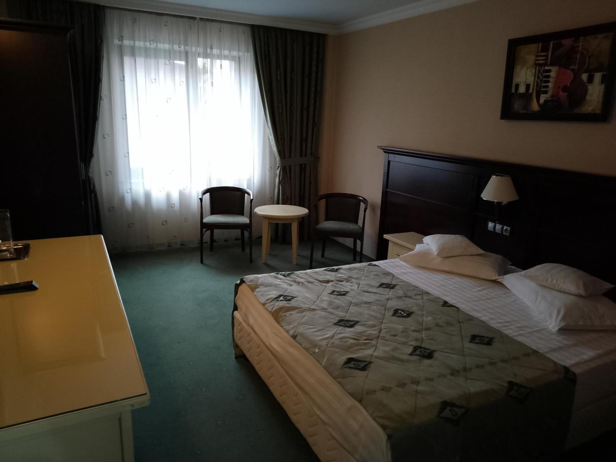 Hotel Rapsodia City Center Botoşani Екстериор снимка