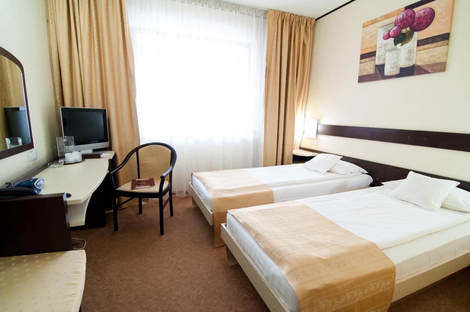 Hotel Rapsodia City Center Botoşani Екстериор снимка