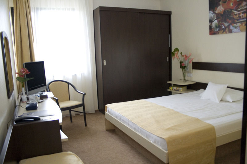 Hotel Rapsodia City Center Botoşani Екстериор снимка